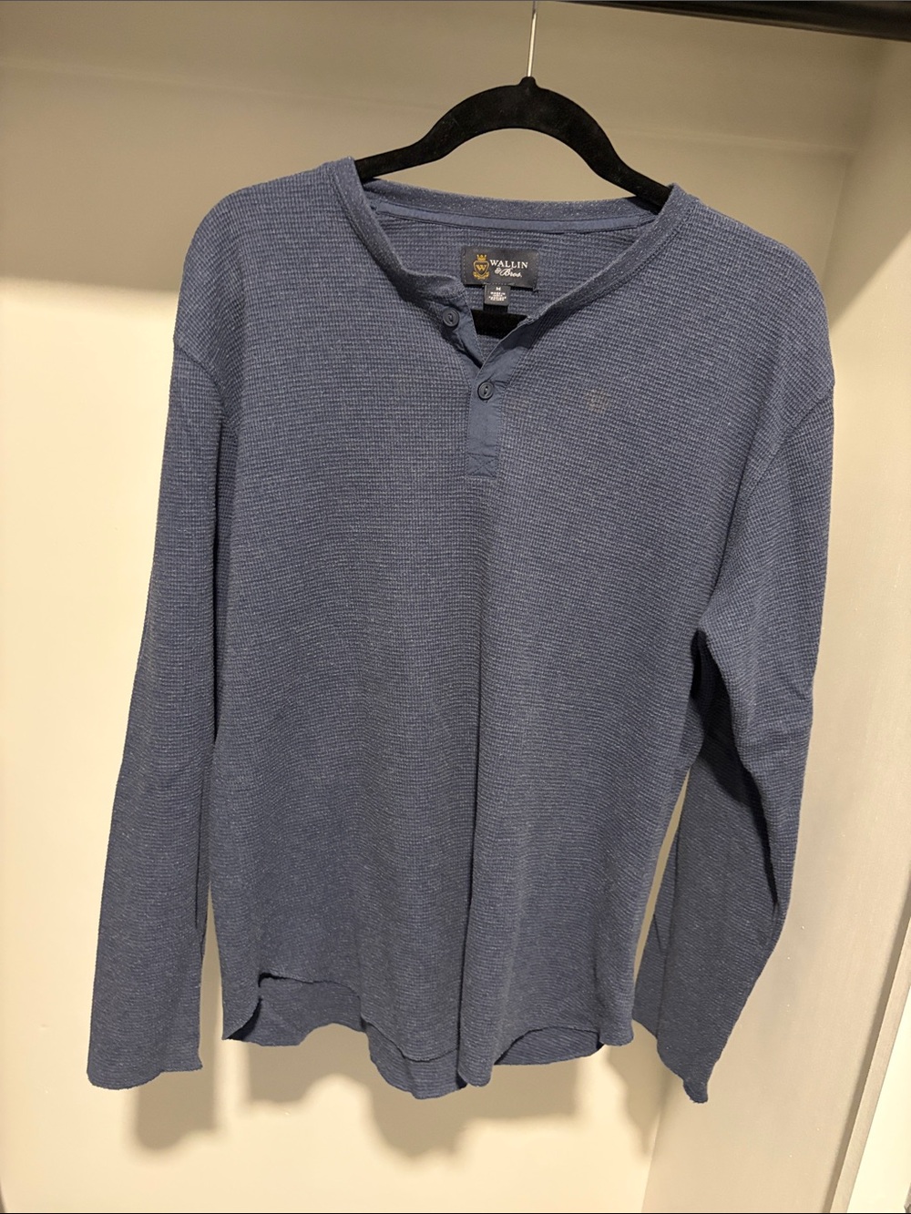 Men’s long sleeve shirt by Wallin
Size medium